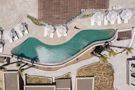 Una piscina al aire libre de temporada (de 10:00 a 18:00), sombrillas. Maximus Mykonos
