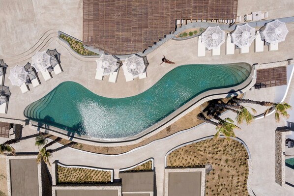 Piscina a l'aire lliure de temporada (horari: 10:00-18:00) i para-sols 