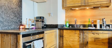 冰箱、微波炉、烤箱、炉灶