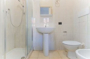 Hårtørrer, håndklæder, Sæbe, Toiletpapir