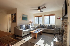 Télévision, cheminée