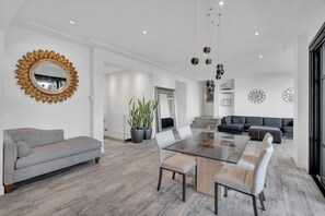 House | 4 bedrooms - Sunset Lane Waterfront Home (West Vancouver)