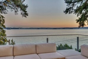 House | 4 bedrooms - Sunset Lane Waterfront Home (West Vancouver)