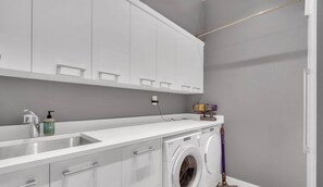 House | 4 bedrooms - Sunset Lane Waterfront Home (West Vancouver)