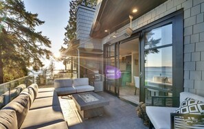 4 bedrooms - Sunset Lane Waterfront Home (West Vancouver)
