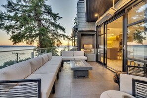 House | 4 bedrooms - Sunset Lane Waterfront Home (West Vancouver)