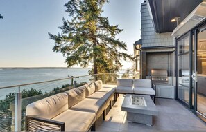 House | 4 bedrooms - Sunset Lane Waterfront Home (West Vancouver)