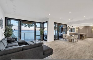 4 bedrooms - Sunset Lane Waterfront Home (West Vancouver)