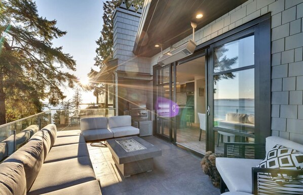 4 bedrooms - Sunset Lane Waterfront Home (West Vancouver)