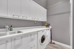 House - Sunset Lane Waterfront Home (West Vancouver)