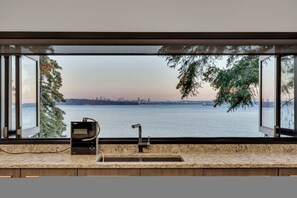 House - Sunset Lane Waterfront Home (West Vancouver)