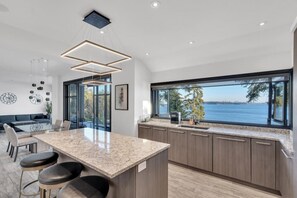 House | 4 bedrooms - Sunset Lane Waterfront Home (West Vancouver)