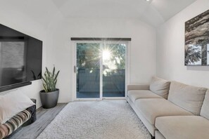 House | 4 bedrooms - Sunset Lane Waterfront Home (West Vancouver)