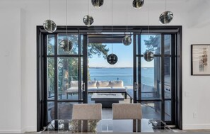 House - Sunset Lane Waterfront Home (West Vancouver)