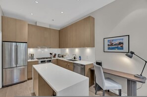 1 bedroom - Upscale Olympic Village Gem (Vancouver)