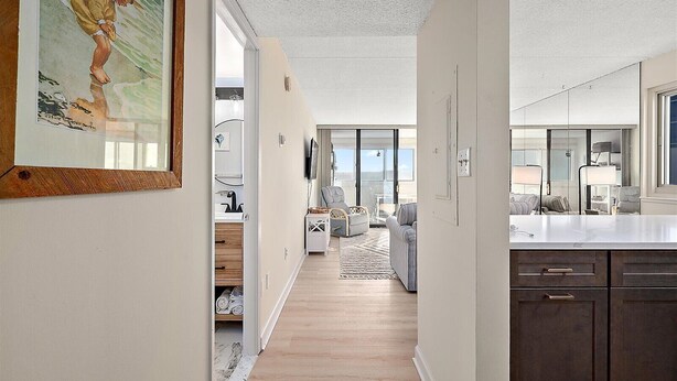 Ein modernes Interieur mit Küche, Essbereich und Meerblick.