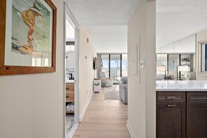 Un interior moderno con cocina, comedor y vistas al océano.