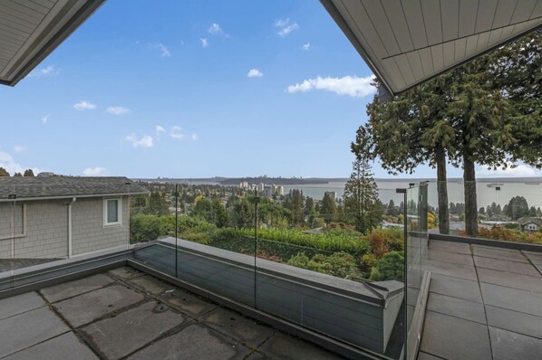 House - Ocean City View Home (West Vancouver)