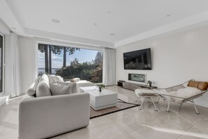 House | 4 bedrooms - Ocean City View Home (West Vancouver)