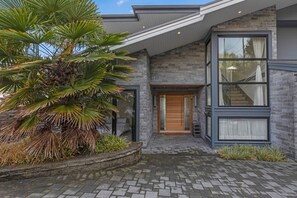 House | 4 bedrooms - Ocean City View Home (West Vancouver)