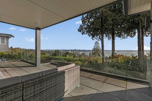 4 bedrooms - Ocean City View Home (West Vancouver)