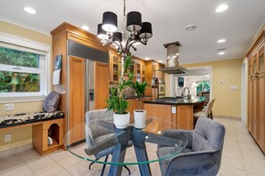 House | 6 bedrooms - Upscale West Van Estate (West Vancouver)