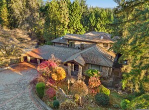 6 bedrooms - Upscale West Van Estate (West Vancouver)