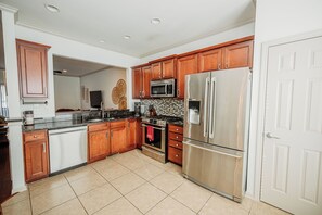 Mikrobølgeovn, ovn, kokeplater og oppvaskmaskin