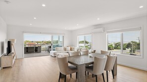 Televisie en een open haard