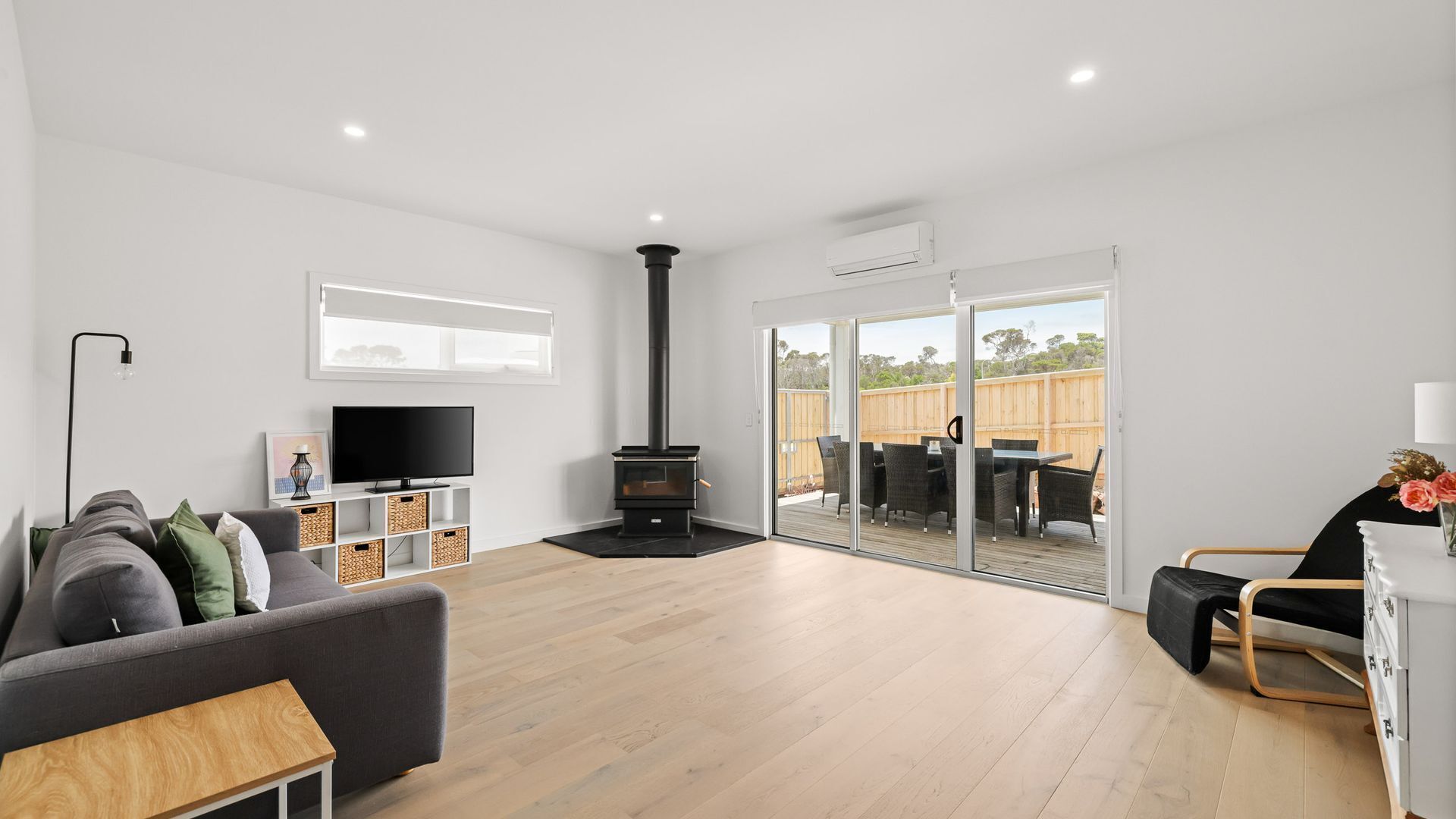 Televisión y chimenea 