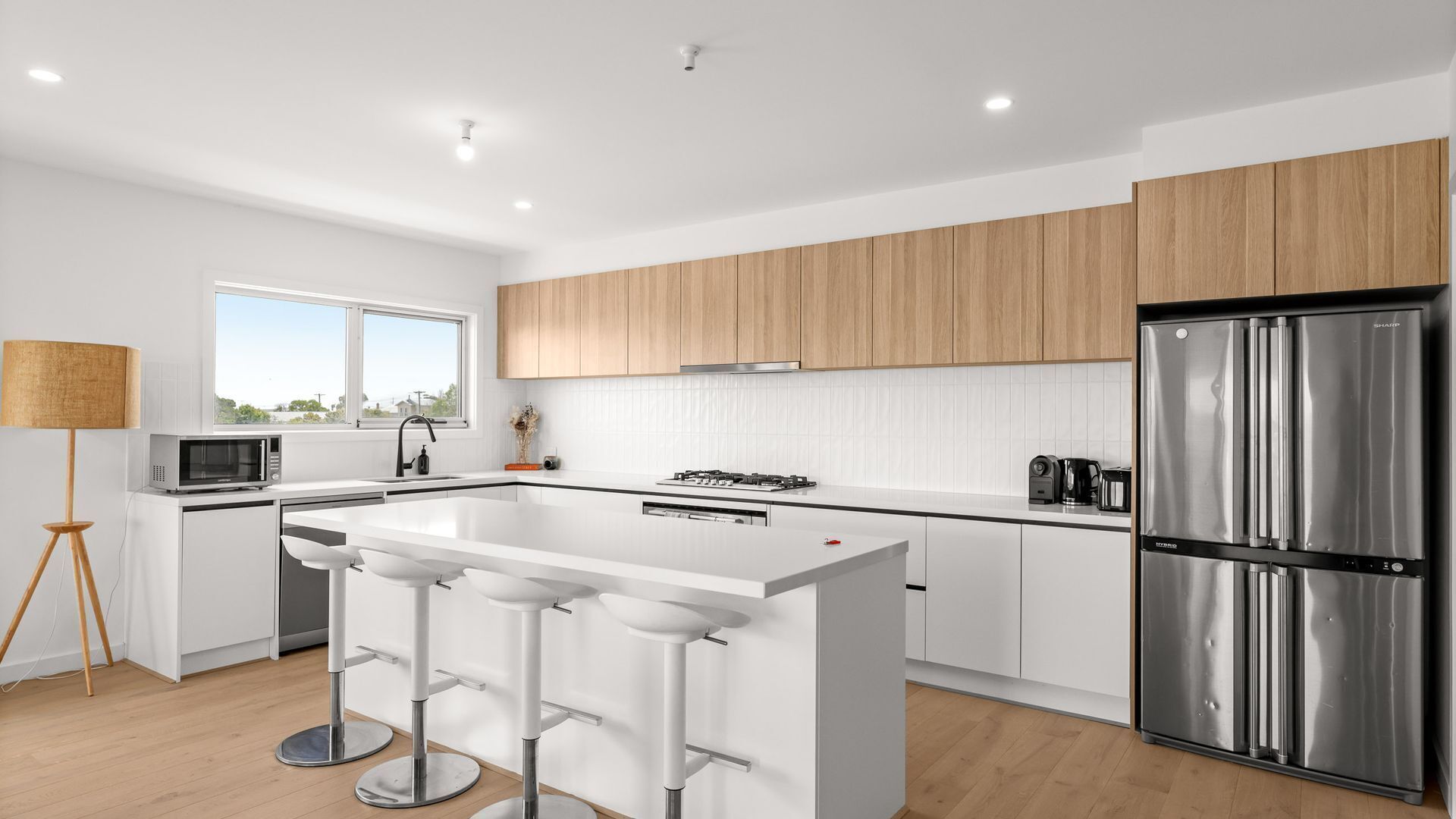 Refrigerador, microondas, horno y parrilla de estufa 