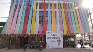 Un edificio con franjas verticales de colores y un letrero con texto.