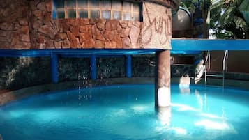 6 outdoor pools