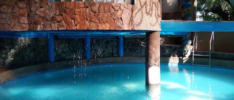 6 outdoor pools
