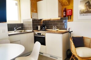 Frigorifero, microonde, forno, piano cottura