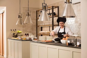 3 restaurants, breakfast, dinner served; local cuisine