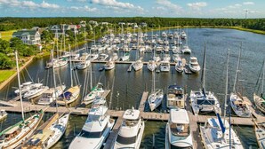 Un port de plaisance où de nombreux bateaux sont amarrés à des quais en bois.