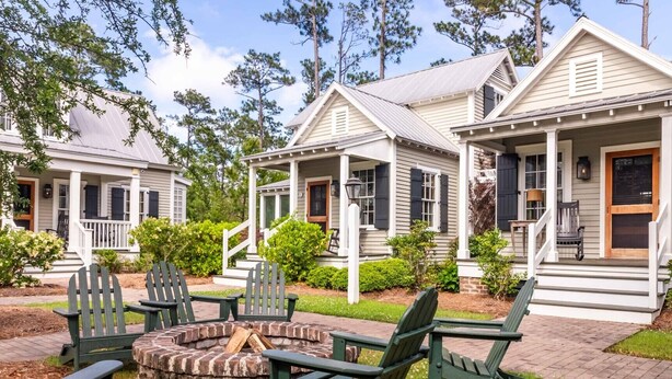 A row of cabins with a fire pit and outdoor seating. - Hinkley Cottage, Quaint w/Queen Bed – River Dunes (Oriental)