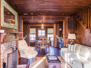 Una Smart TV, una chimenea, libros