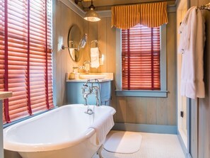 Shower, hair dryer, towels - Hatteras Cottage Pet Friendly w/King - River Dunes (Oriental)