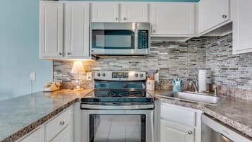 Condo, 1 habitación | Cocina privada | Refrigerador, horno, cafetera y tetera y tostadora