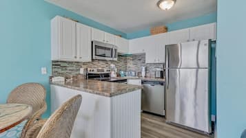 Refrigerador, horno, cafetera/tetera, tostadora