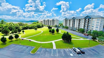 Condo, 2 Bedrooms | Property grounds