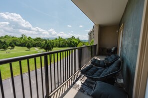 Condo, 2 Bedrooms | Property grounds