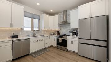 Cabana, 4 quartos | Cozinha privada | Geladeira, fogão, cafeteira/chaleira, torradeira