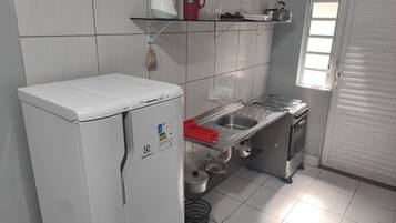 Geladeira, fogão, talheres/pratos/utensílios de cozinha