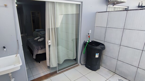 Ein kleines Badezimmer mit Waschbecken, Toilette und Duschbereich.
