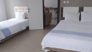 低刺激性寝具、羽毛の掛け布団、ピロートップベッド、WiFi (無料)