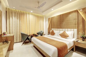 Deluxe Double Room with Window | Premium bedding, down comforters, minibar, individually decorated