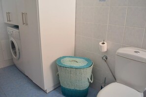 Douche, sèche-cheveux, serviettes fournies, savon